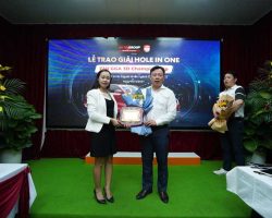 Ông Nguyễn Thanh Tùng - Tổng giám đốc điều hành AutoGroup nhận kỷ niệm chương nhà tài trợ Giải đấu