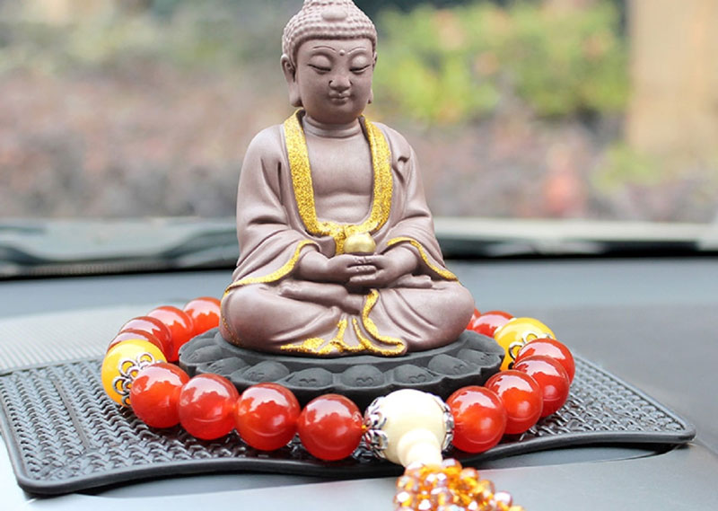 Tượng Phật để trên ô tô mang đến nhiều may mắn, bình an