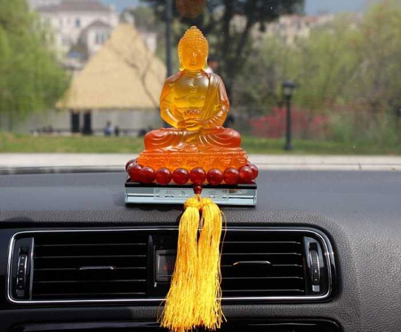 Nên lựa chọn tượng Phật để xe ô tô phù hợp với bản mệnh để đem đến nhiều bình an 