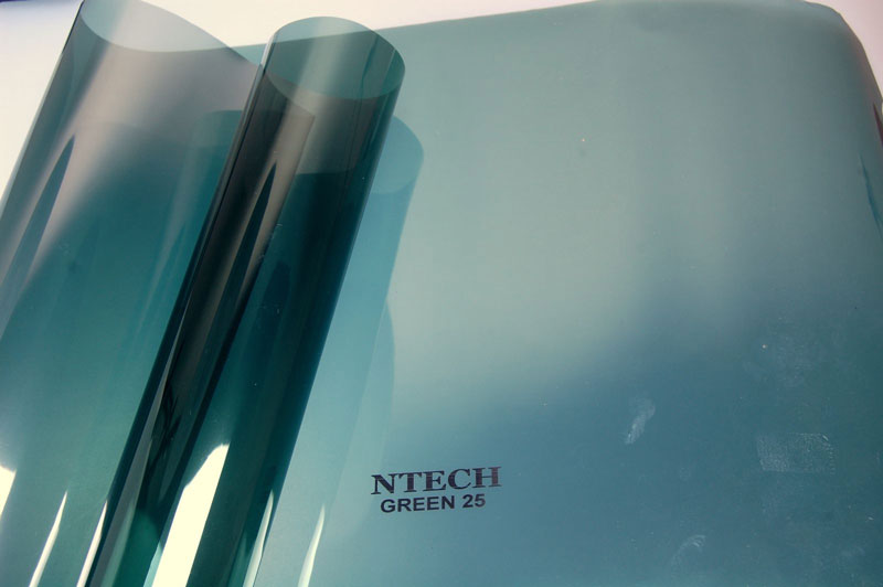 Ntech là phim cách nhiệt ô tô sử dụng công nghệ tráng phủ kim loại nên giá rất hợp lý