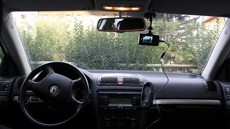 Chọn vị trí ngay giữa kính trước, dưới gương chiếu hậu trong xe là tối ưu nhất