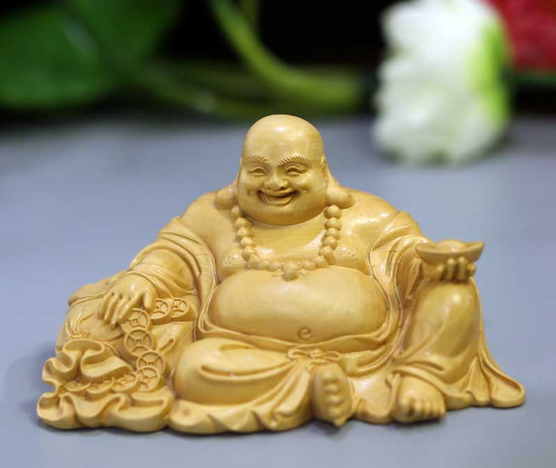 Tượng Phật Di Lặc dáng ngồi cầm đồng tiền vàng